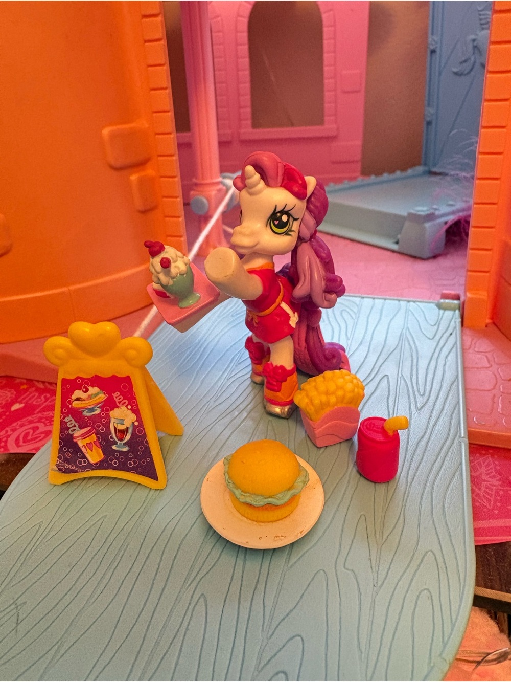 My Little Pony Serve Snacks with Sweetie Belle